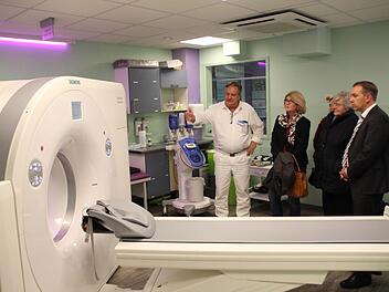 Norbert Wilke (links), Facharzt für diagnostische Radiologie, setzt in seiner Praxis im Höchstadter Medizinzentrum modernste Technik ein und ist mit dem benachbarten Krankenhaus vernetzt. Die Mitglieder des Krankenhausausschusses und Landrat Alexander Tritthart informierten sich gestern vor Ort.  Foto: Andreas Dorsch
