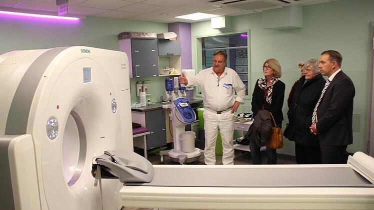 Norbert Wilke (links), Facharzt für diagnostische Radiologie, setzt in seiner Praxis im Höchstadter Medizinzentrum modernste Technik ein und ist mit dem benachbarten Krankenhaus vernetzt. Die Mitglieder des Krankenhausausschusses und Landrat Alexander Tritthart informierten sich gestern vor Ort.  Foto: Andreas Dorsch