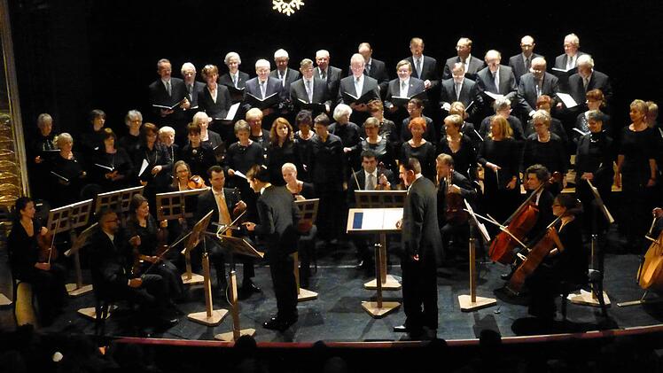 Chor- und Orchesterleiter Hermann Freibott mit dem Chor der Kissinger Sängervereinigung und dem Kammerorchester der sinfonia franconia.  Foto: Ahnert