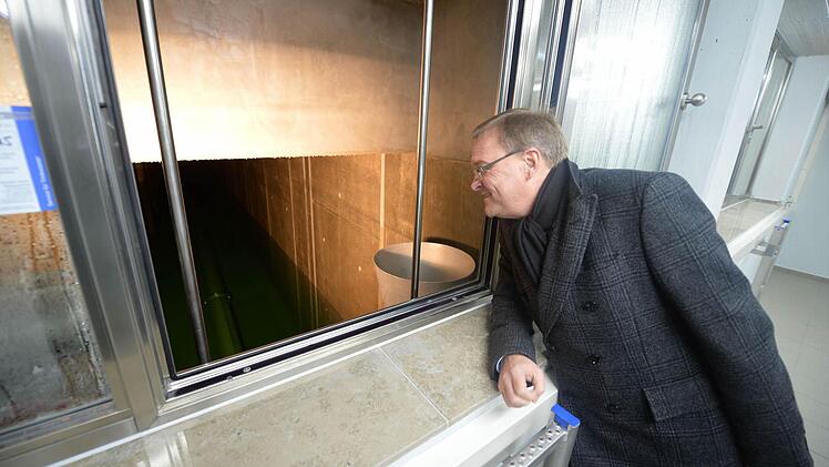 OB Starke schaut durch ein Fenster in eines der beiden riesigen Wasserbecken. Foto: Ronald Rinklef