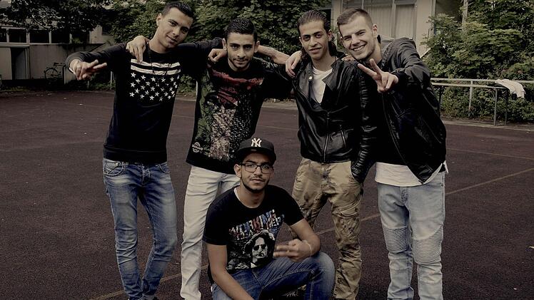 Motasem H. , Firas H. , Yamen S. und Said F. (in der Hocke) mit Kay-A (rechts) Foto: hws