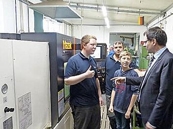 Bei seinem Besuch der IK Schmied GmbH in Untersteinach sprach CSU-Landtagsabgeordneter Martin Schöffel (rechts) auch mit dem Auszubildenden Niklas Ott und Praktikant Florian Müller (von links). Im Hintergrund Thorsten Krass. Foto: Klaus-Peter Wulf