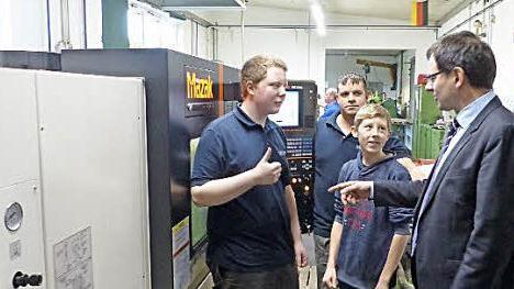 Bei seinem Besuch der IK Schmied GmbH in Untersteinach sprach CSU-Landtagsabgeordneter Martin Schöffel (rechts) auch mit dem Auszubildenden Niklas Ott und Praktikant Florian Müller (von links). Im Hintergrund Thorsten Krass. Foto: Klaus-Peter Wulf
