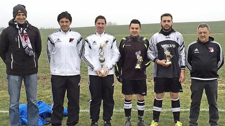 Ehrungen gab es bei den Fußballern des SV Nurn: (von links) Vinzenz Sesselmann, Markus Deuerling, Manuel Greiner-Lar, Benjamin Deuerling, Eric Hofmann und Trainer Reinhard Deuerling.  Foto: privat