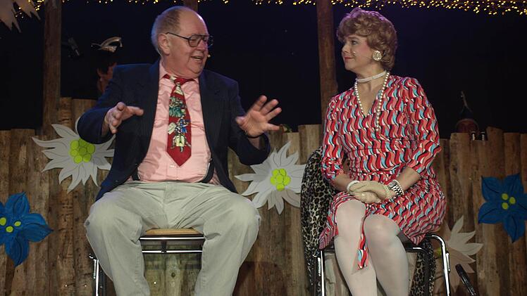 Aus dem Ehealltag und nie verlegen - Hermann (Klaus Bollwein) und Mathilde (Birgit Schreiber) unterhalten (sich) glänzend. Foto: Stefan Geiger