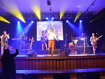 Beim ersten großen Konzert legte die neue Band "Bergwerk" in Stangenroth gleich richtig los. Am Samstag spielen die Musiker nun in Bad Neustadt.  Foto: Stefan Kritzer
