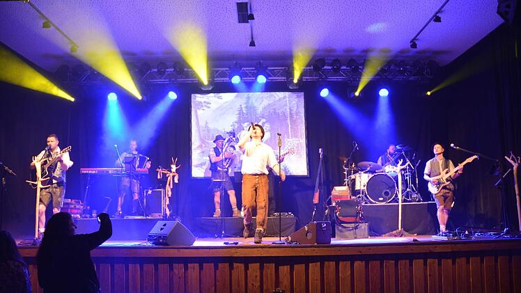 Beim ersten großen Konzert legte die neue Band "Bergwerk" in Stangenroth gleich richtig los. Am Samstag spielen die Musiker nun in Bad Neustadt.  Foto: Stefan Kritzer