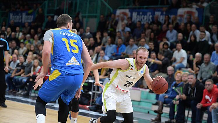 Bryce Alford (rechts) zieht an Klavs Cavars vorbei. Foto: Peter Mularczyk