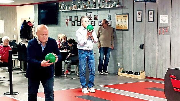 Volle Wettkampfkonzentration beim Kegeln der Seniorenunion Forchheim zeigen diese Teilnehmer.