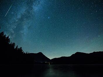 Sternschnuppen und leuchtende Planeten: Was im Dezember am Nachthimmel zu sehen ist