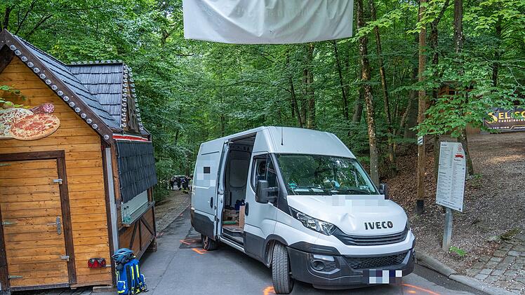 Tonnenschwerer Anhänger rollt unkontrolliert Straße hinab und erfasst Ehepaar: Tragischer Unfall bei Annafest-Aufbau in Forchheim