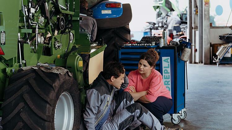 Lili Gruber (Ronja Forcher) kommt im Landhandel an ihre Grenzen. Ist Xaver Hofinger (David Ali Rashed) eine Hilfe in ihrer Not?