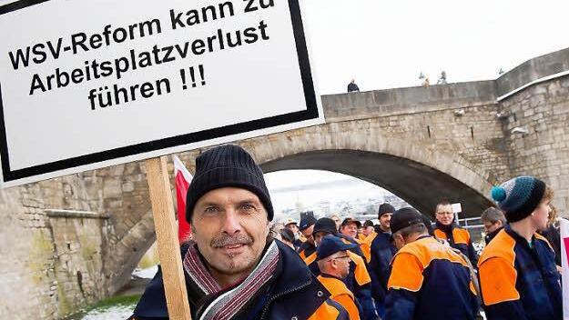 Reinhard Stark kämpft um seinen Job bei der Wasser- und Schifffahrtsverwaltung. Er demonstrierte in Würzburg gegen die Reformpläne.  Foto: Köpplinger
