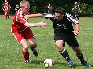 Der 22-jährige Spielertrainer Patrick Reuter (rechts am Ball) blickt derzeit gerne auf die Tabelle. Sein TSV Pfarrweisach hat sich in der Kreisliga als Aufsteiger im Mittelfeld etabliert.