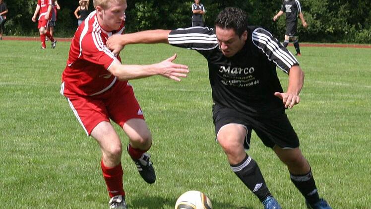 Der 22-jährige Spielertrainer Patrick Reuter (rechts am Ball) blickt derzeit gerne auf die Tabelle. Sein TSV Pfarrweisach hat sich in der Kreisliga als Aufsteiger im Mittelfeld etabliert.