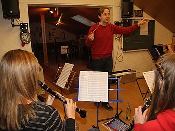 Florian Unkauf ist ein Dirigent mit Leib und Seele, seit Jahren fährt er quer durch Deutschland, um am Wochenende den Musikverein Zeyern zu dirigieren - jetzt muss der Berufsmusiker seinen Dirigentenstab an den Nagel hängen. Fotos: Sonja Adam