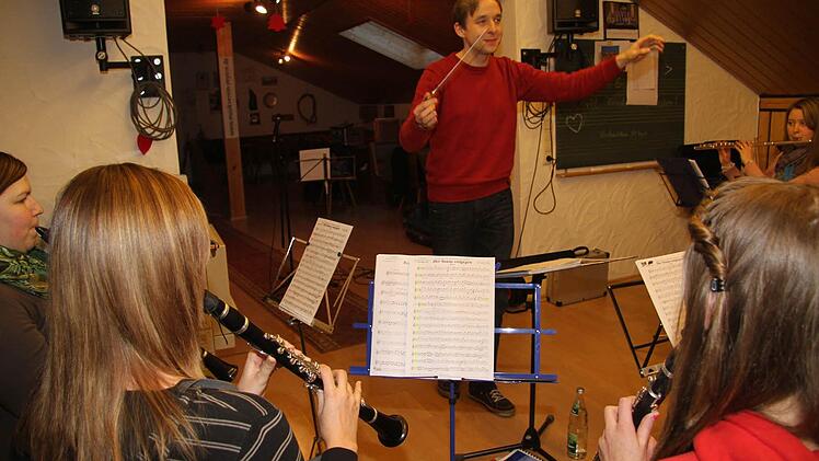 Florian Unkauf ist ein Dirigent mit Leib und Seele, seit Jahren fährt er quer durch Deutschland, um am Wochenende den Musikverein Zeyern zu dirigieren - jetzt muss der Berufsmusiker seinen Dirigentenstab an den Nagel hängen. Fotos: Sonja Adam