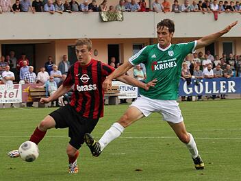 Immer im Mittelpunkt: Peter Heyer (r.), der hier etwas zu spät kommt, so dass Gästespieler Alexander Staub noch abwehren kann.  Foto: Günther Geiling