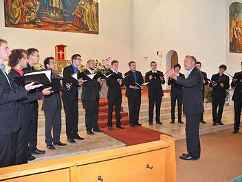 Chorleiter Peter Habermann verstand es von den ersten Tönen an, sein Sängerensemble mit einfühlsamer Gestik in Harmonie zu bringen. Markus Häßler (Vierte von links) ist Chorleiter der Sängervereinigung "Edelweiß" Windheim und auch Mitglied und Sänger im "Jungen Männerchor Wernigerode".  Foto: Karl-Heinz Hofmann