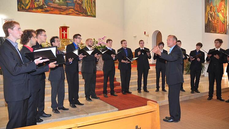 Chorleiter Peter Habermann verstand es von den ersten Tönen an, sein Sängerensemble mit einfühlsamer Gestik in Harmonie zu bringen. Markus Häßler (Vierte von links) ist Chorleiter der Sängervereinigung "Edelweiß" Windheim und auch Mitglied und Sänger im "Jungen Männerchor Wernigerode".  Foto: Karl-Heinz Hofmann