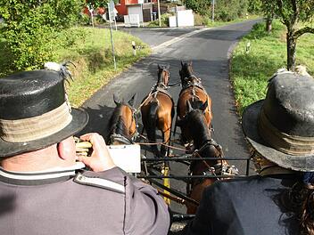 Postillion Horst Stiller und Kutscherin Yvonne Körner sitzen gemeinsam auf dem Kutschbock. Foto: Ralf Ruppert