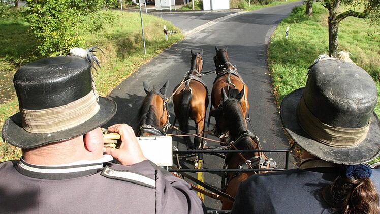 Postillion Horst Stiller und Kutscherin Yvonne Körner sitzen gemeinsam auf dem Kutschbock. Foto: Ralf Ruppert