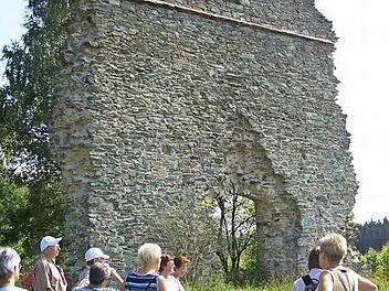 Eines von vielen beliebten Wanderzielen rund um Wirsberg: Die Ruine Heilingskirche. Foto: Archiv/ Katrin Geyer