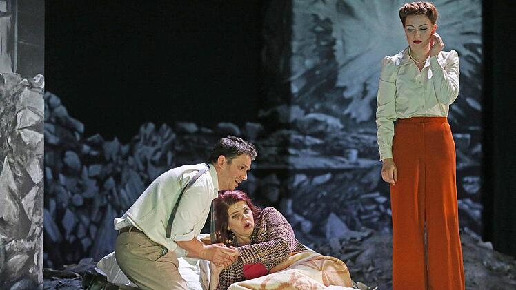 Szene aus der Neuinszenierung von "La Bohème" am Landestheater CoburgFoto: Henning Rosenbusch