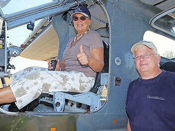 Gern nahm Annette Schaupp-Reichert einmal auf dem Pilotensitz von Ludolf Ungerers DO-27 Platz.