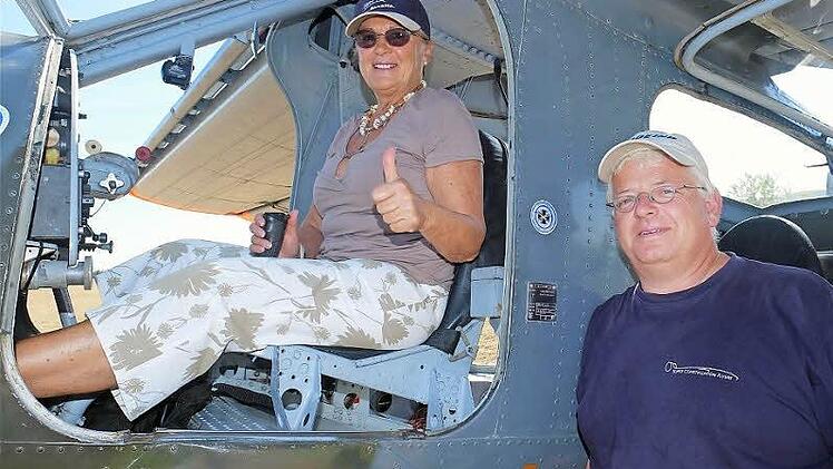 Gern nahm Annette Schaupp-Reichert einmal auf dem Pilotensitz von Ludolf Ungerers DO-27 Platz.