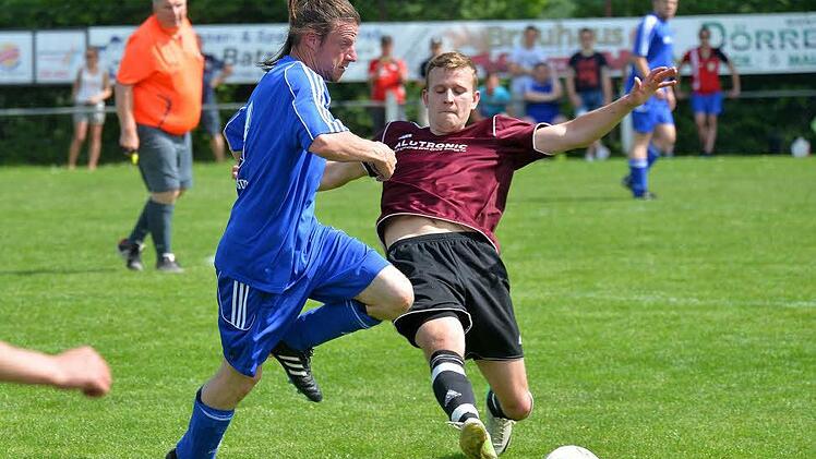 A-Klasse 2: Die gastgebenden Gremsdorfer (blaue Trikots) mühten sich vergebens, mehr als der Ehrentreffer wollte in einem einseitigen Derby gegen Neuhaus nicht gelingen.
