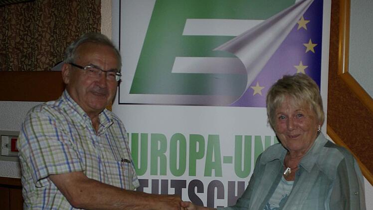 Mit Hannes Deinlein und Doris Tobisch verließen zwei aktive und verdiente Vorstands- und Beiratsmitglieder die Führungsriege. Doris Tobisch hat 20 Jahre lang im Kreisverband aktiv mitgewirkt. Foto: Winfried Ehling