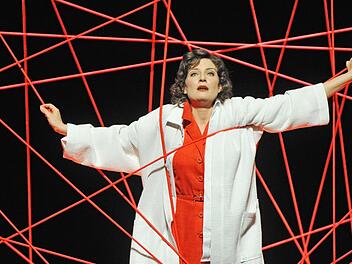 "La voix humaine": Szene aus der Monooper von Francis Poulenc mit Anna Gütter, die am Samstag Premiere am Landestheater Coburg feierte.Foto: Andrea Kremper