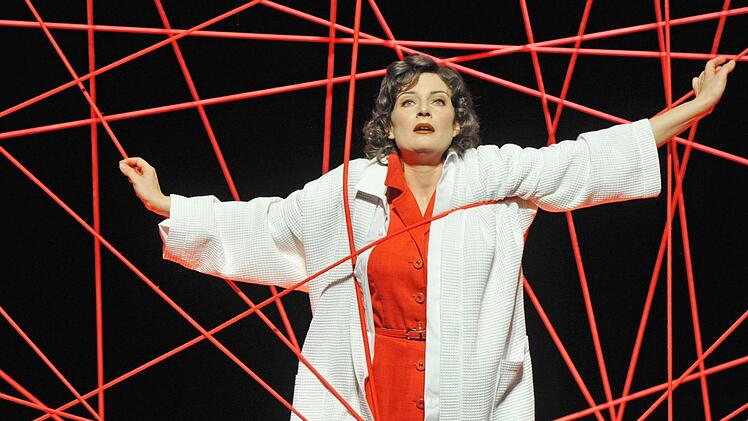 "La voix humaine": Szene aus der Monooper von Francis Poulenc mit Anna Gütter, die am Samstag Premiere am Landestheater Coburg feierte.Foto: Andrea Kremper