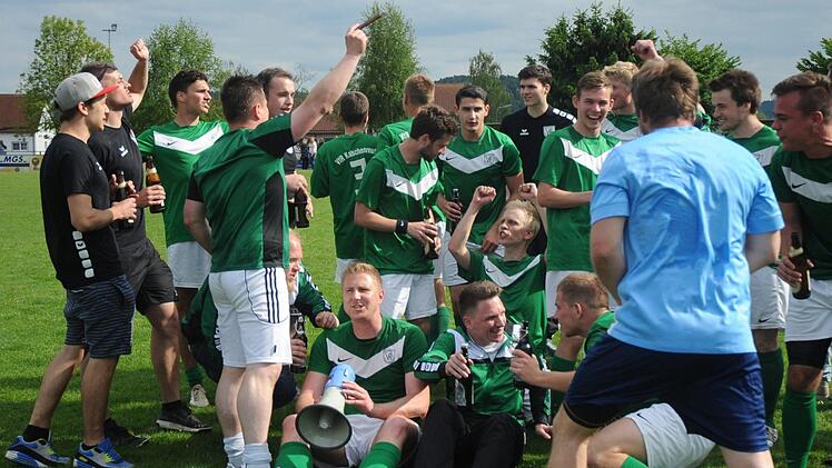 Die Katschenreuther gehen nach dem 2:0 in Mistelgau in den Party-Modus über. Foto: Peter Mularczyk