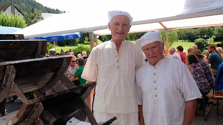 Waldemar Zellhan (links) freute sich über den Besuch seines Müllerkollegen Gottfried Manger aus alten Zeiten.  Foto: Gerd Schaar