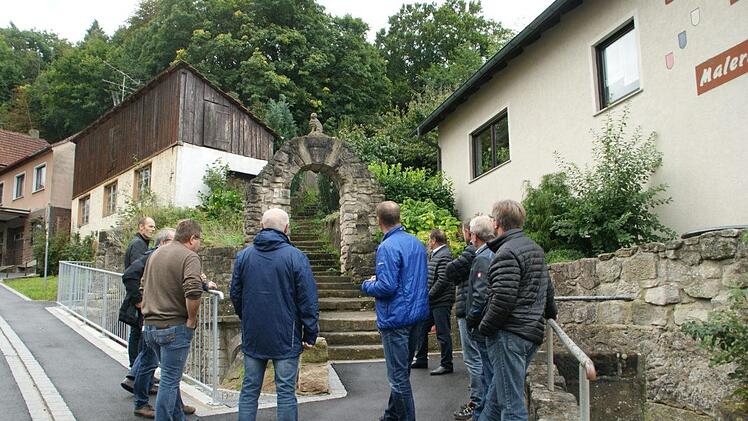 Auch für die Treppenanlage zur Wallburg wurde in der Bürgerversammlung eine Sanierung gewünscht - ohne Fördermittel wird das aber kaum zu stemmen sein, machte Bürgermeister Michael Ziegler bei der Ortseinsicht mit dem Bauausschuss deutlich.