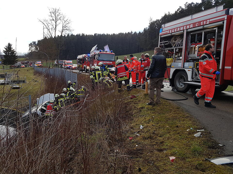 Auto stürzt nach Auffahrunfall bei Ansbach beinahe in Klärbecken