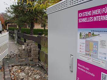 Schon jetzt wird im Kronacher Stadtgebiet an der Verbesserung der Internetnutzung gearbeitet. Teuer wird es aber, wenn mittel- und langfristig von den Knotenpunkten Glasfaserkabel zu den einzelnen Grundstücken verlegt werden müssen. Foto: Marco Meißner