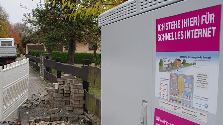 Schon jetzt wird im Kronacher Stadtgebiet an der Verbesserung der Internetnutzung gearbeitet. Teuer wird es aber, wenn mittel- und langfristig von den Knotenpunkten Glasfaserkabel zu den einzelnen Grundstücken verlegt werden müssen. Foto: Marco Meißner