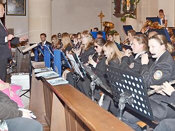 Das Jugendorchester unter der Leitung von Stefan Krauß begeisterte beim Jahreskonzert 2018 in der Stadtpfarrkirche St. Johanes der Täufer die Zuhörer mit facettenreichem Repertoire. Auch beim diesjährigen Jahreskonzert wollen die über 50 Instrumentalisten dem Publikum einen Hörgenuss bieten. Foto: Karl-Heinz Hofmann