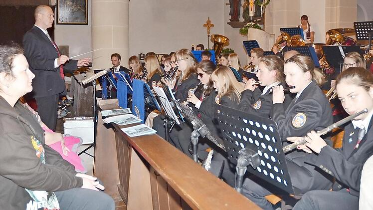 Das Jugendorchester unter der Leitung von Stefan Krauß begeisterte beim Jahreskonzert 2018 in der Stadtpfarrkirche St. Johanes der Täufer die Zuhörer mit facettenreichem Repertoire. Auch beim diesjährigen Jahreskonzert wollen die über 50 Instrumentalisten dem Publikum einen Hörgenuss bieten. Foto: Karl-Heinz Hofmann