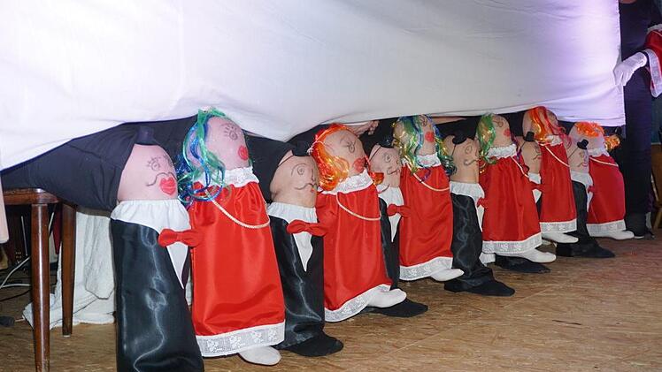 Mit ihrer Stuhlakrobatik begeisterten die Frauen des Sportclubs Detter. Foto: Marion Eckert