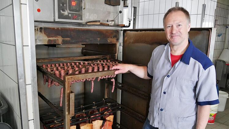 Jede Wurst und jedes Stück Schinken wurden von Gerald Bayer oder seinem Gesellen in Handarbeit zerlegt. Foto: Sandra Hackenberg