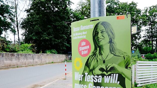 „Wer Tessa will, muss Ganserer wählen“ steht auf dem Wahlplakat der Grünen wie hier in Nürnberg-Kraftshof.