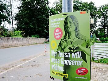 „Wer Tessa will, muss Ganserer wählen“ steht auf dem Wahlplakat der Grünen wie hier in Nürnberg-Kraftshof.