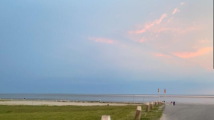 In Norddeich gibt es zahlreiche Freizeitaktivitäten, der Deich ist auch am Abend einen Besuch wert.