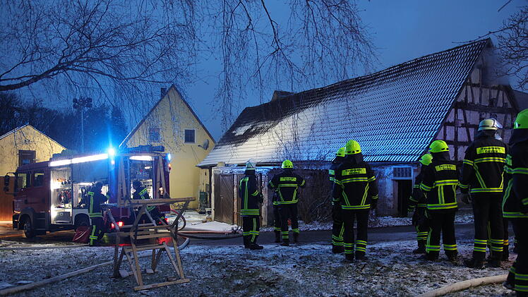 Stall in Flammen: Stallbrand sorgt f&uuml;r Gro&szlig;aufgebot an Einsatzkr&auml;ften