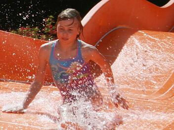 Ob im Freibad oder im Liegestuhl - die Kulmbacher genießen das kurze Gastspiel des Hochsommers. Fotos: Sonja Adam
