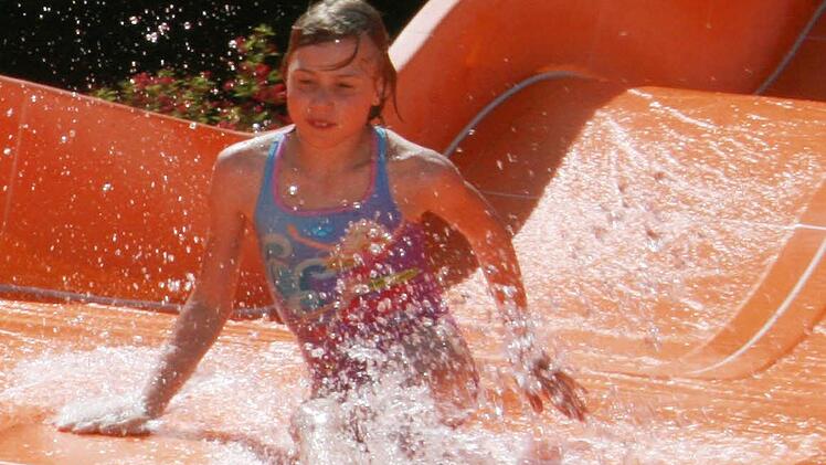 Ob im Freibad oder im Liegestuhl - die Kulmbacher genießen das kurze Gastspiel des Hochsommers. Fotos: Sonja Adam